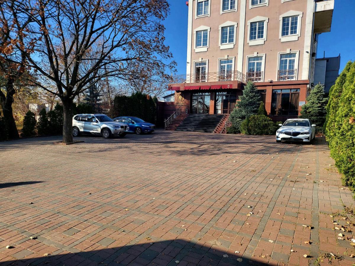 Maxim Pasha Hotel Chisinau Exterior foto